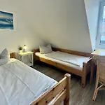 Caro Hus - *