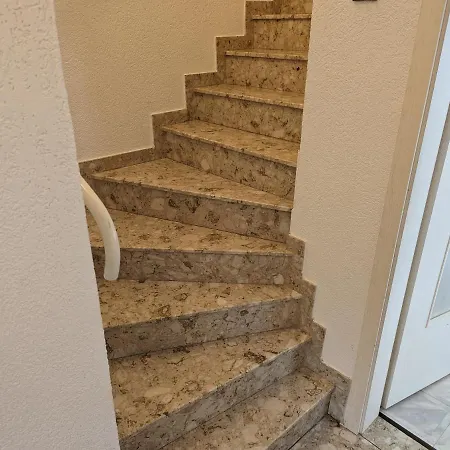 Caro Hus - *